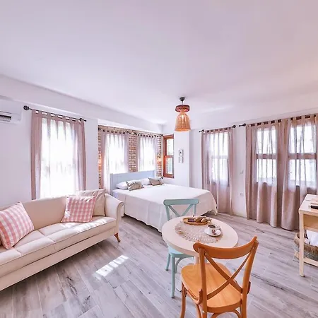 50 Meters To The Long Bazaar In Lavantakas 1 Square Appartement